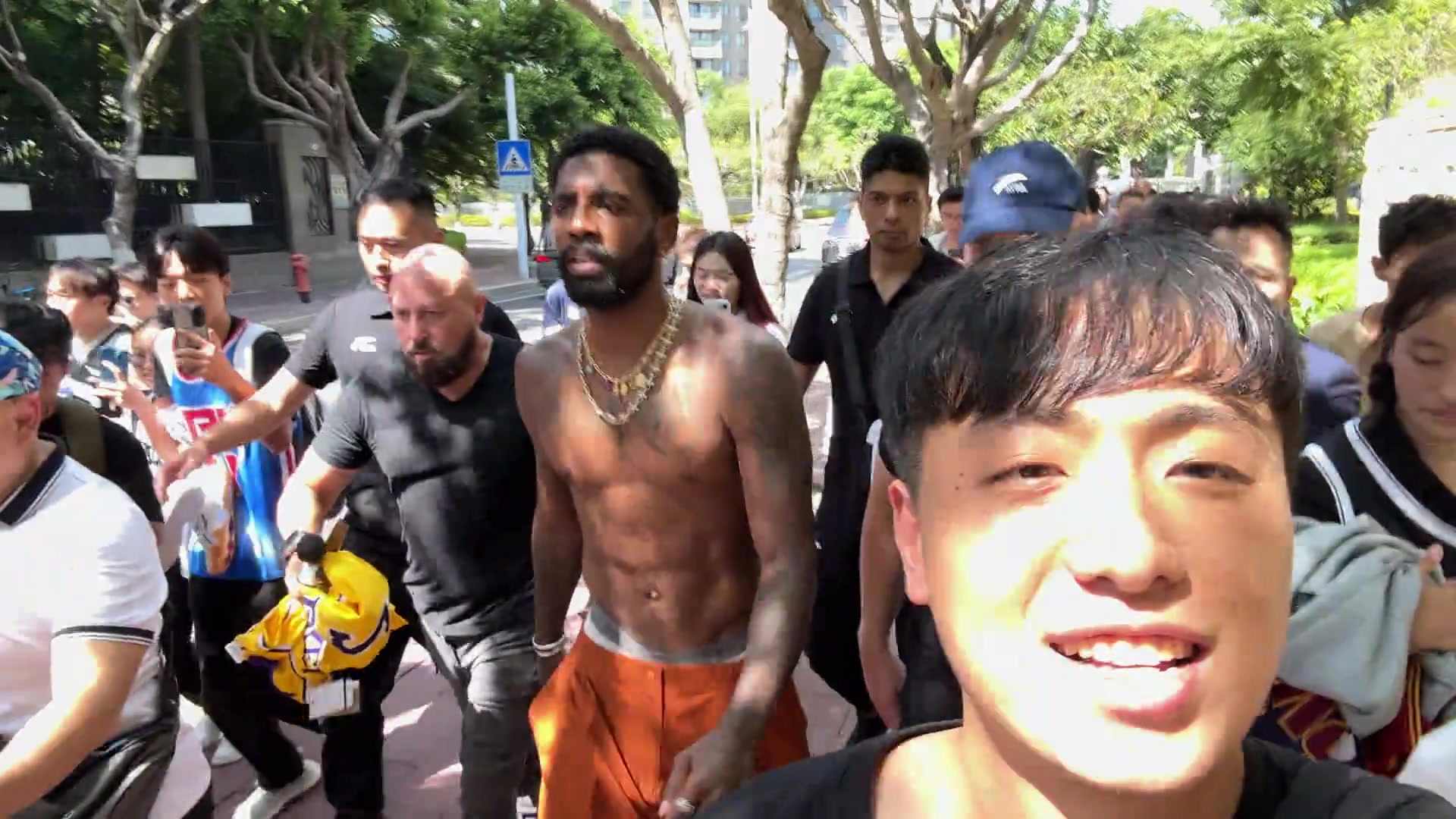 欧文光着膀子带一群自己的球迷逛街
